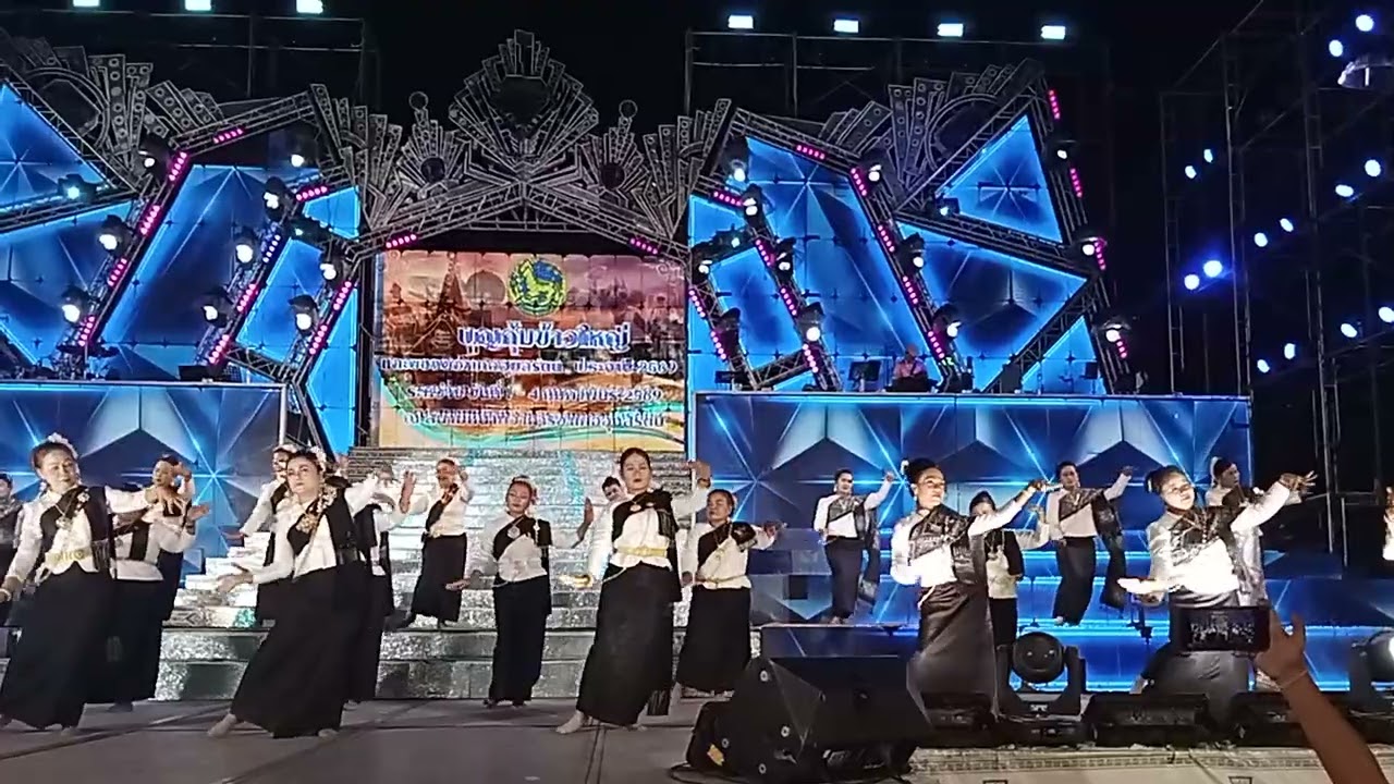 แสดงบนเวทีสาวน้อยเพชรบ้านแพงเพลงคืนฟ้า