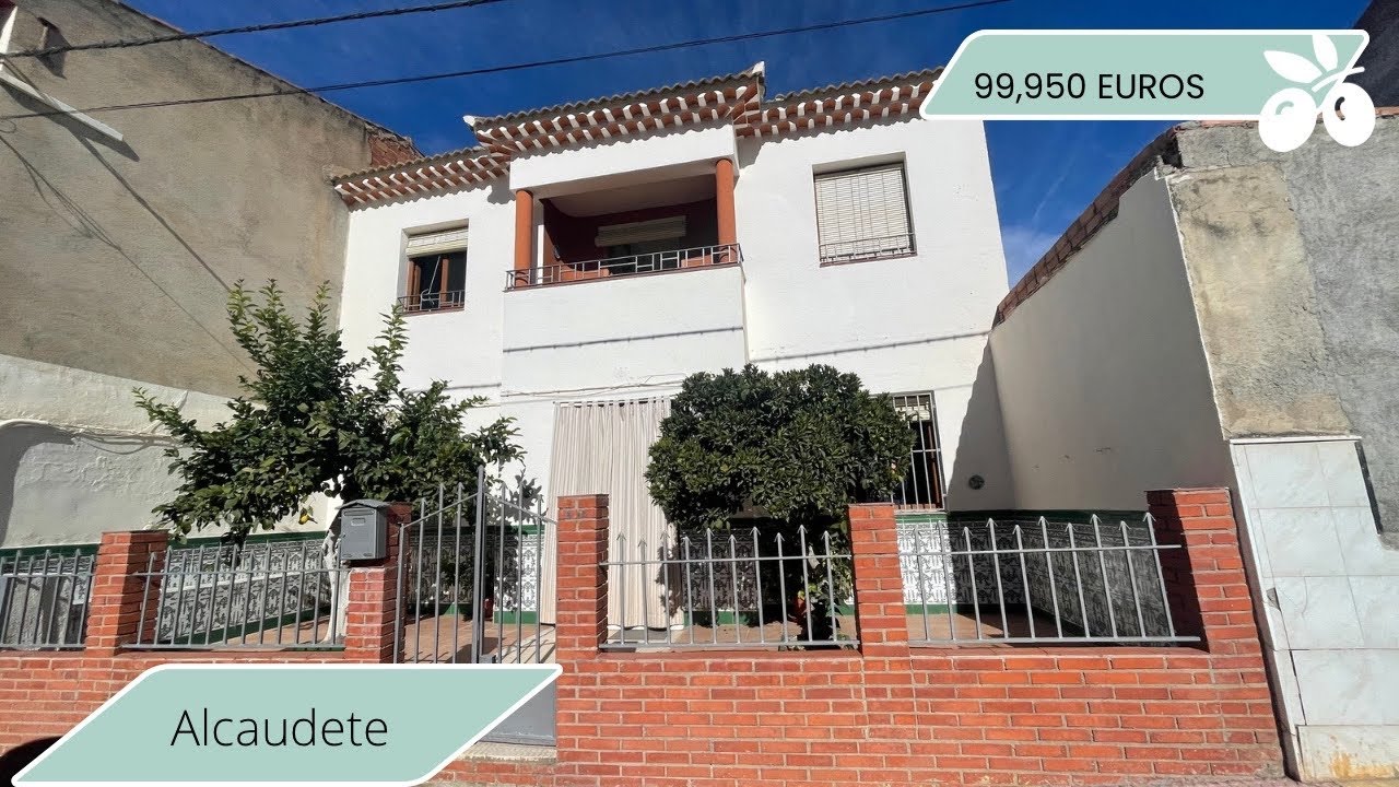 4 - 5 bedroom / dormitorios Spanish property with large garden/courtyard 📍Alcaudete