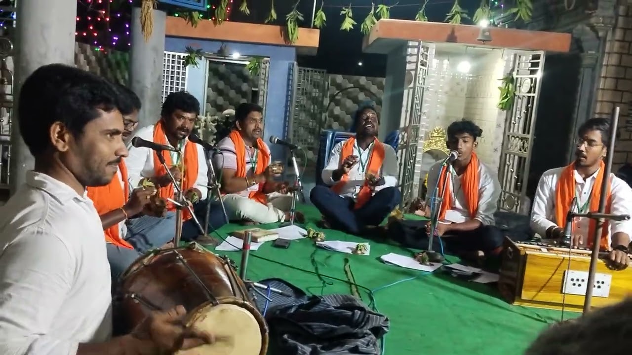 ##నాగొంతు శృతిలోనా నీకృతినీ లయతోనా పాడనా తీయగా శాంభవి అంటూ  అమ్మవారి భజన గీతం లిరిక్స్ క్రింద ఉంది