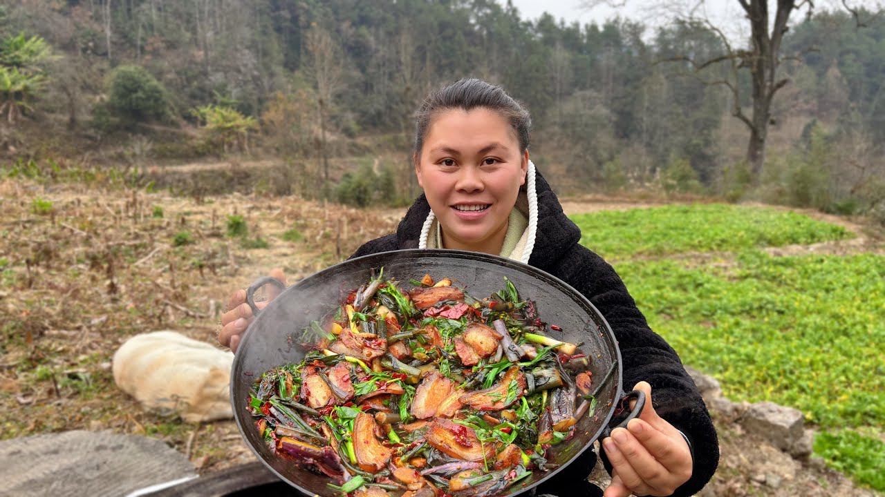 今天摘了很多红菜苔，配着腊肉做个美味下饭菜 Today, make a stir fried bacon with vegetable moss