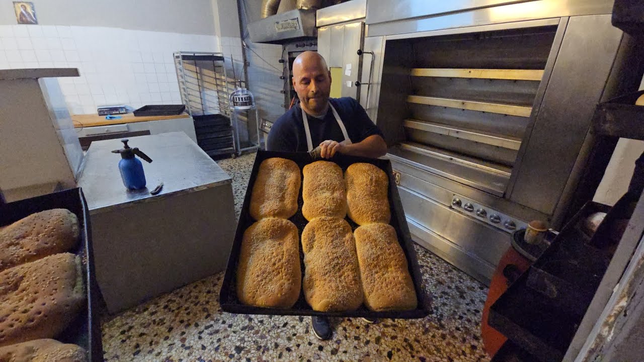 Ξημέρωμα καθαρας Δευτέρας στο φούρνο του Ανδρέα βγάζουμε παραγωγή Παραδοσιακές Λαγάνες 