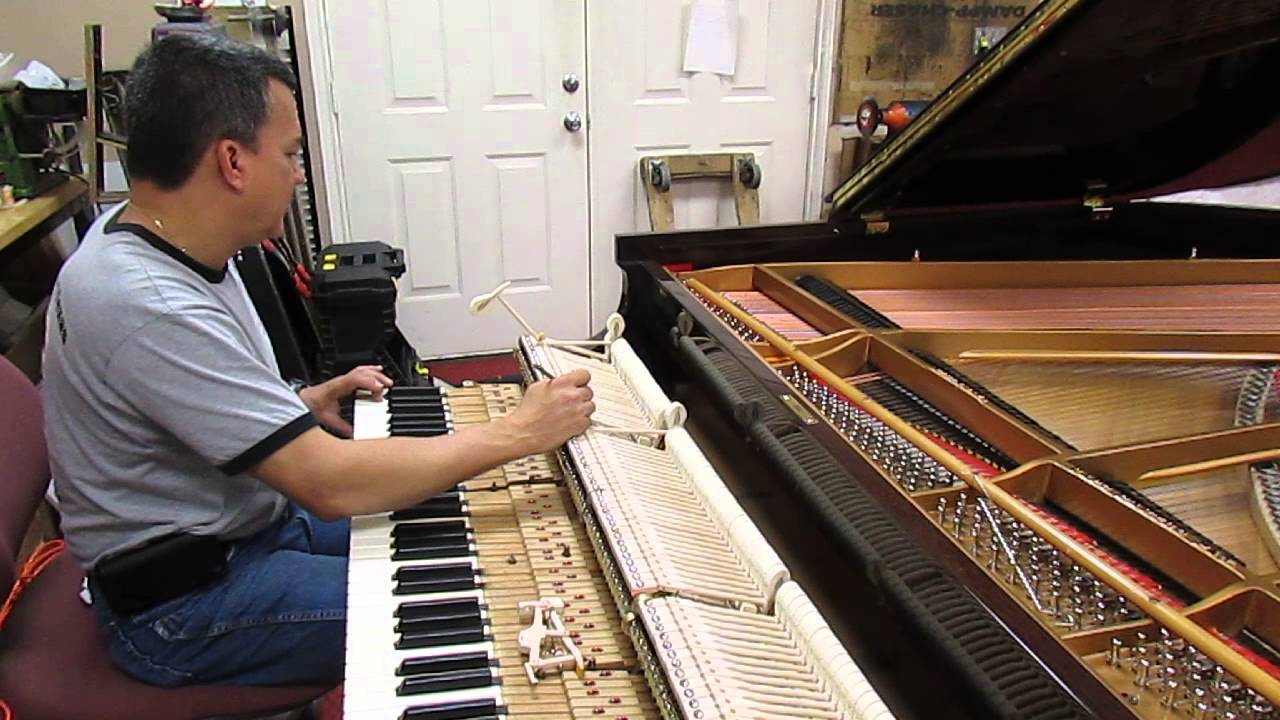Piano Technology=La Tecnología del Piano (Regulando la tensión del resorte del balancin)