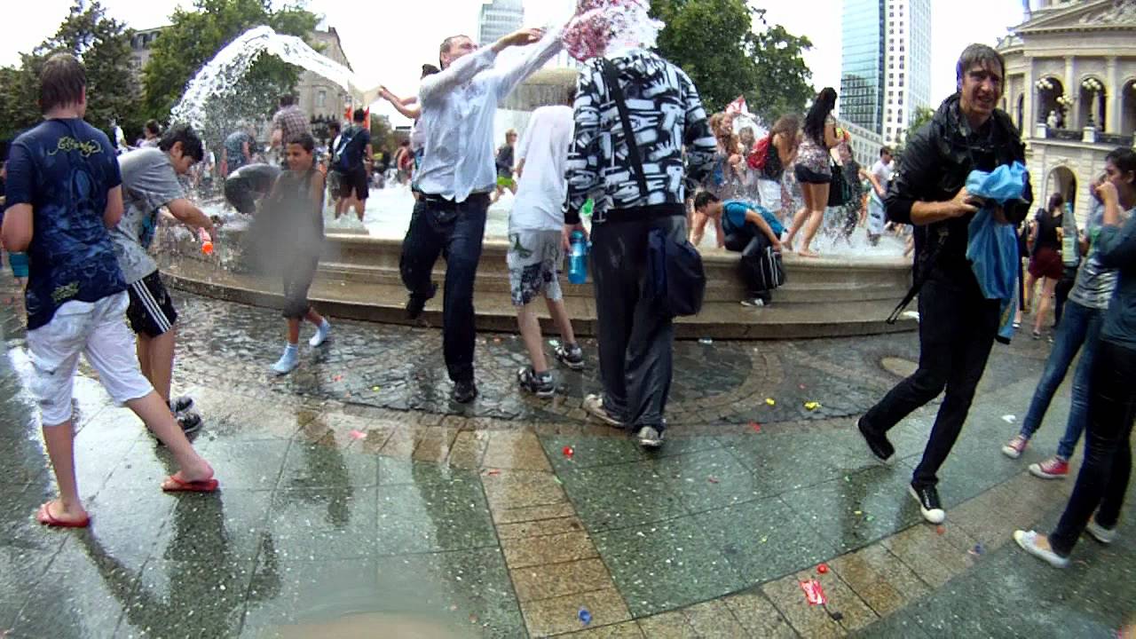 Flashmob Wasserschlacht in Frankfurt - Alte Oper
