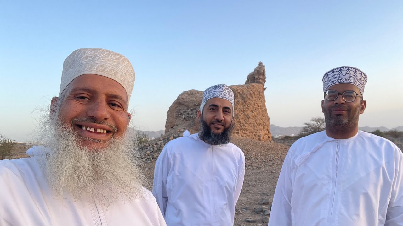 آثار الساقية في بلدة الواسط، ولاية نزوى، وقد تكسرت بسبب سنوات الإهمال عن عمارتها والإنتفاع بها.