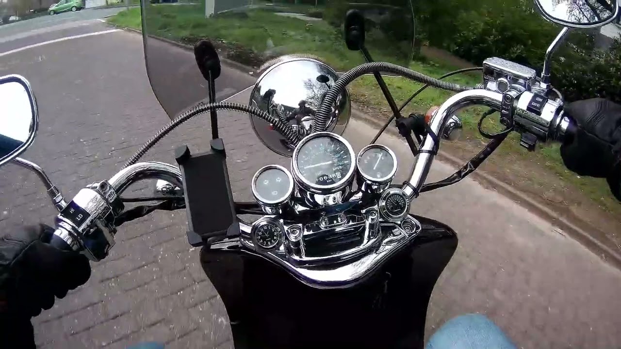 Mit dem Retroroller auf die Autobahn!