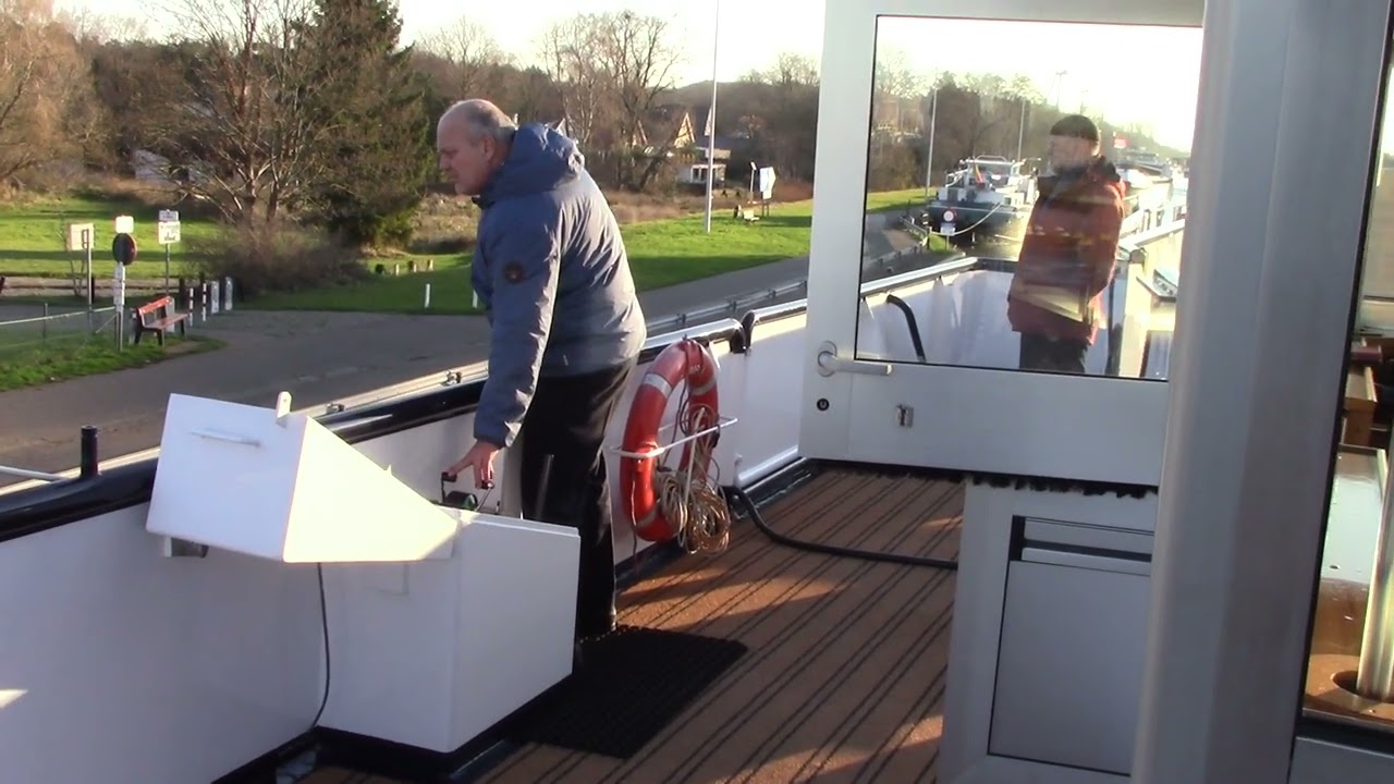 De MS Olympia op woensdag 24-12-2025 voor de laatste sluis in het Albertkanaal voor Antwerpen.