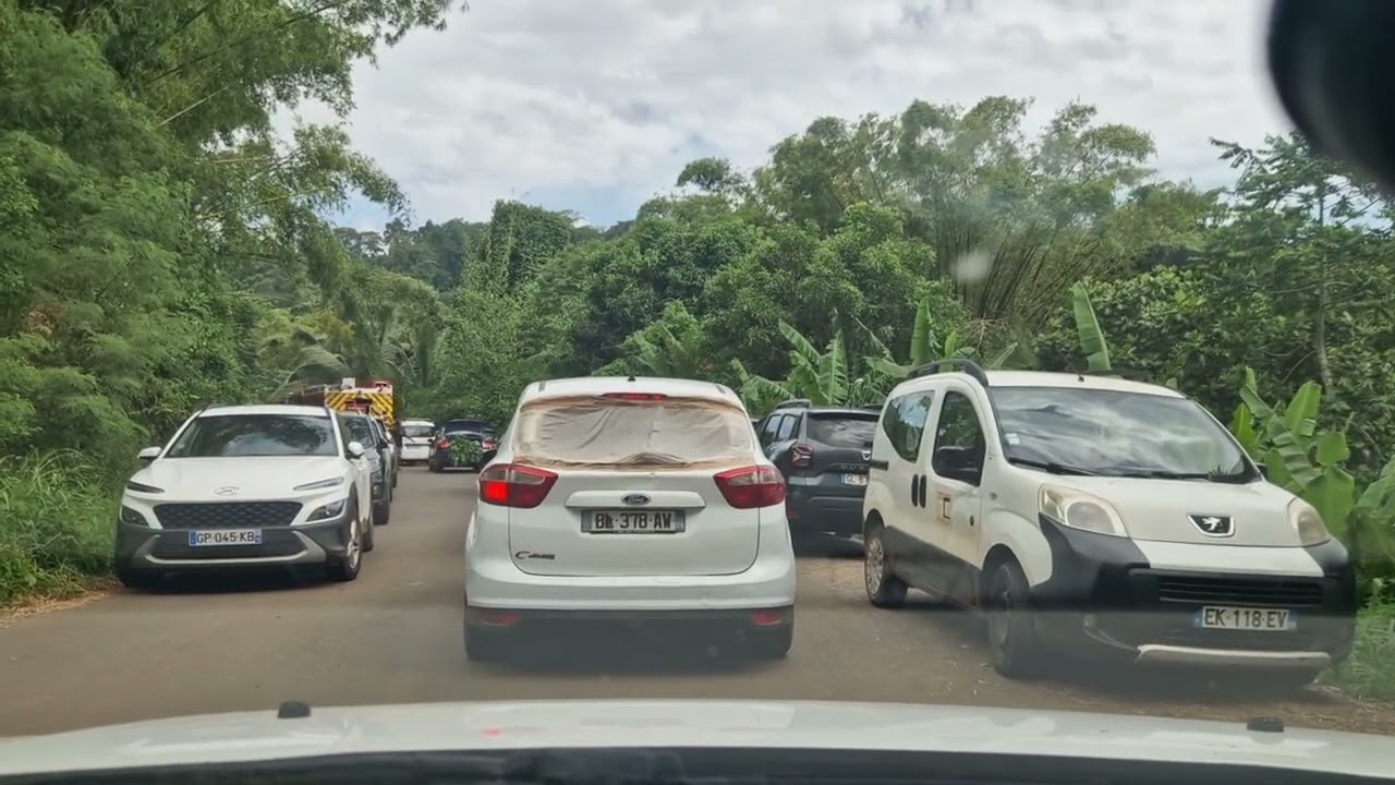 Mayotte les routes inaccessible impossible de circuler sans barage.