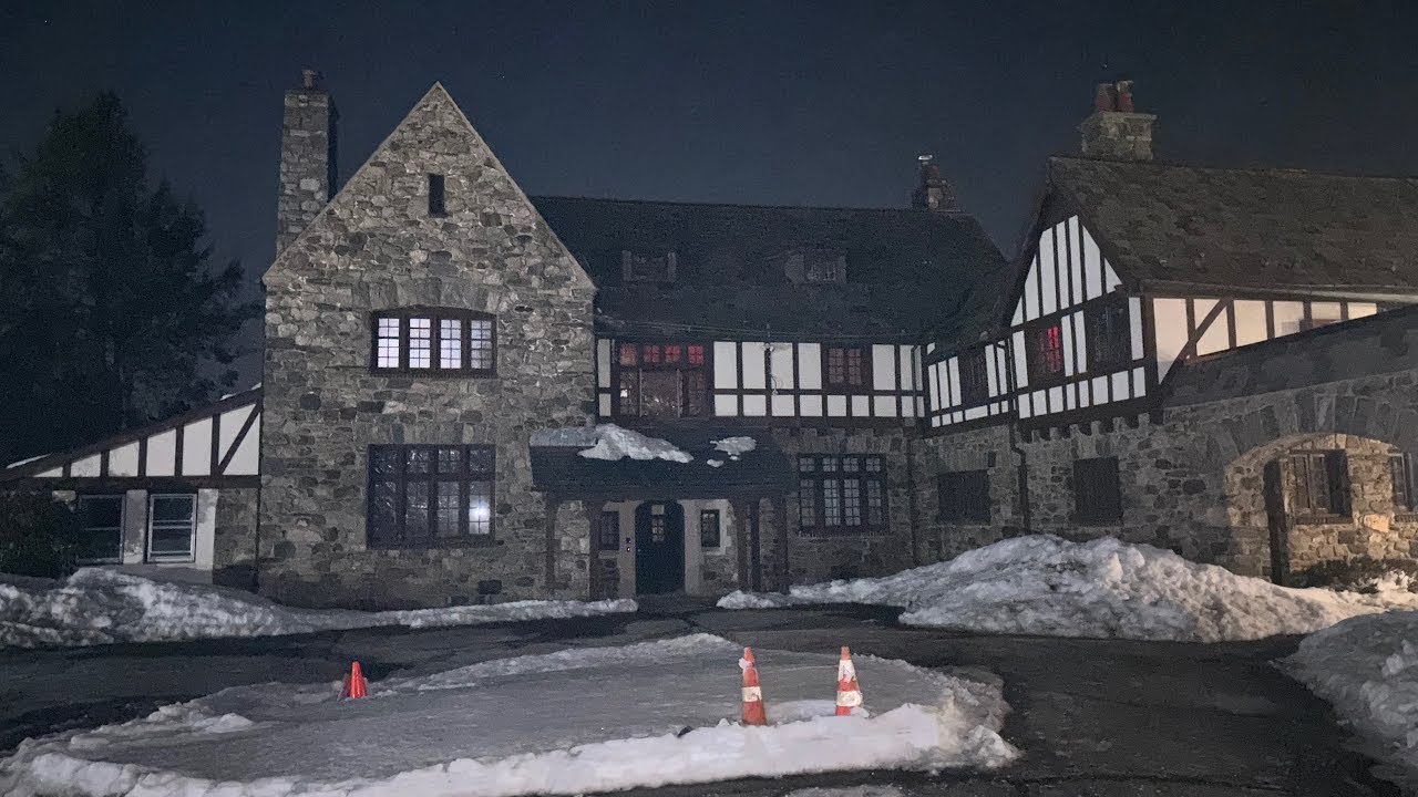 Особняк нас ужасно напугал.