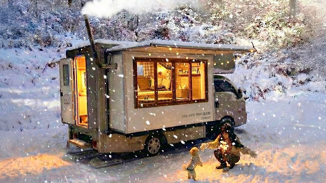 ❄️ Теплый отдых с моей собакой в ​​кемпере с дровяной печью в заснеженном лесу.