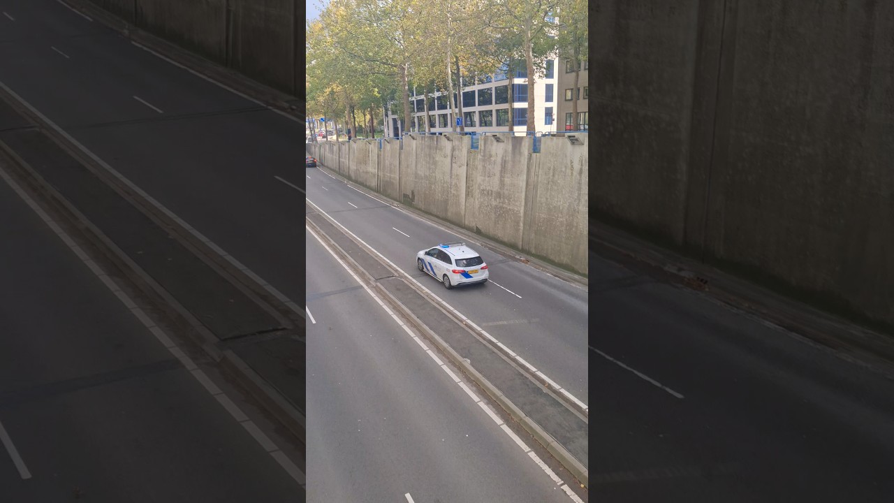 Politie Mercedes B Klasse Rijopleiding met spoed door Zoetermeer 