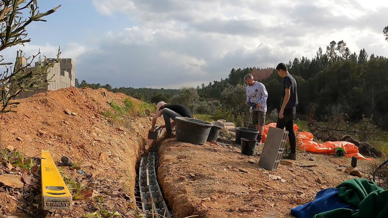 S3E2: RETAINING WALL POORING THE BASE - DIY PORTUGAL