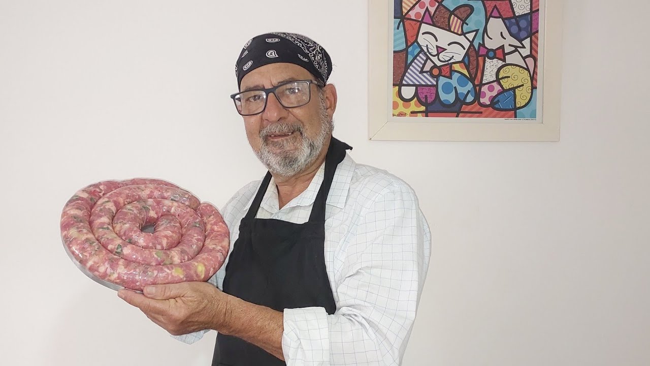 linguiça artesanal pura de pernil com alho poró, pimenta biquinho e azeitona.