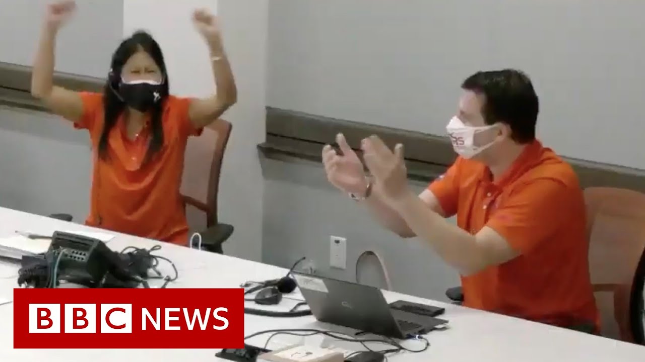 Moment Nasa reacts to successful Ingenuity flight - BBC News