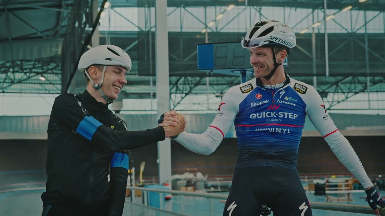 Iljo Keisse leert Olympisch schaatskampioen Bart Swings fietsen op de piste