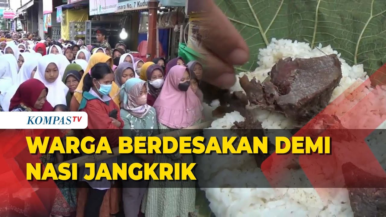 Warga Rela Rebutan Nasi Jangkrik di Masjid Menara Kudus