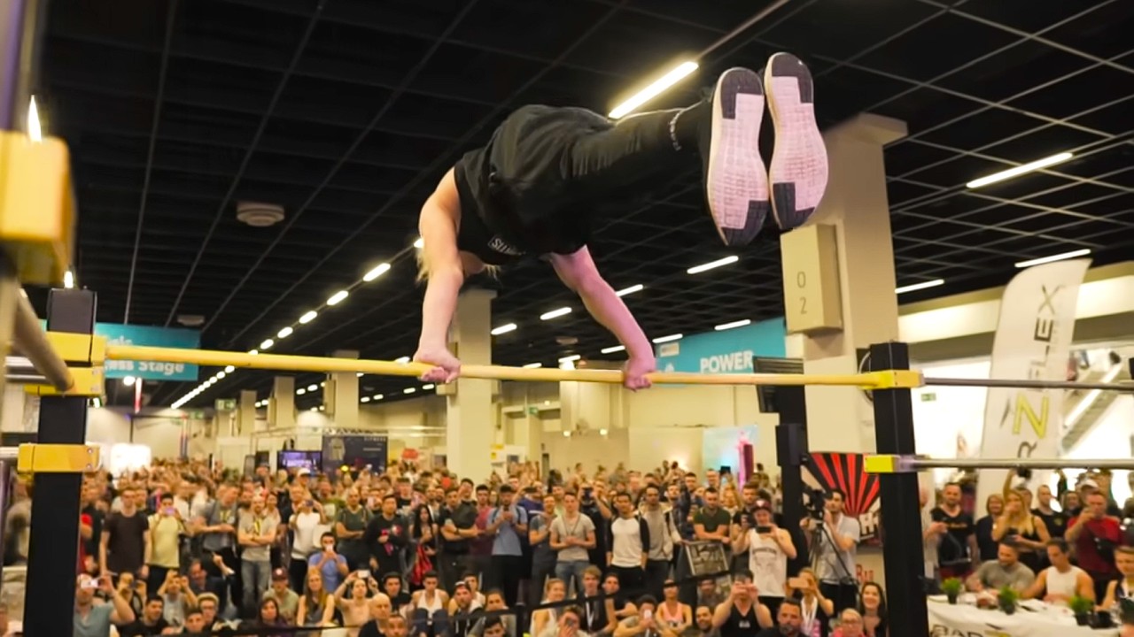 Girls Reacting To Street Workout