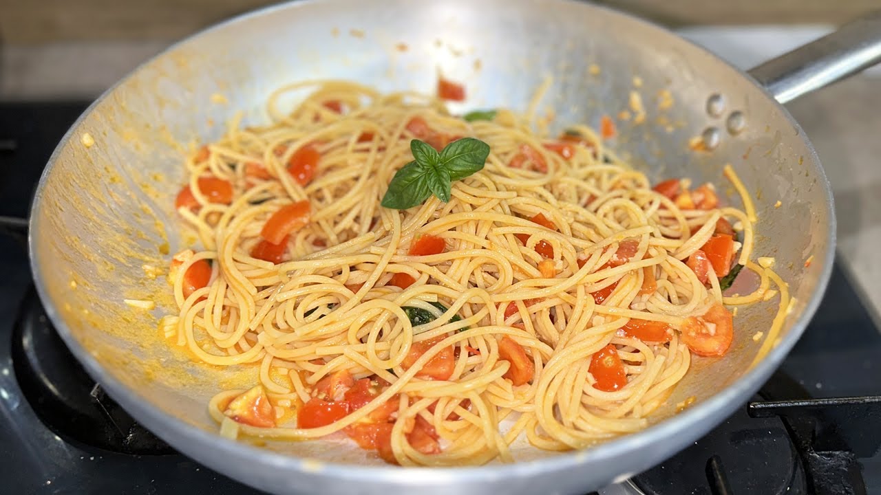 SPAGHETTI AGLIO OLIO E POMODORINI