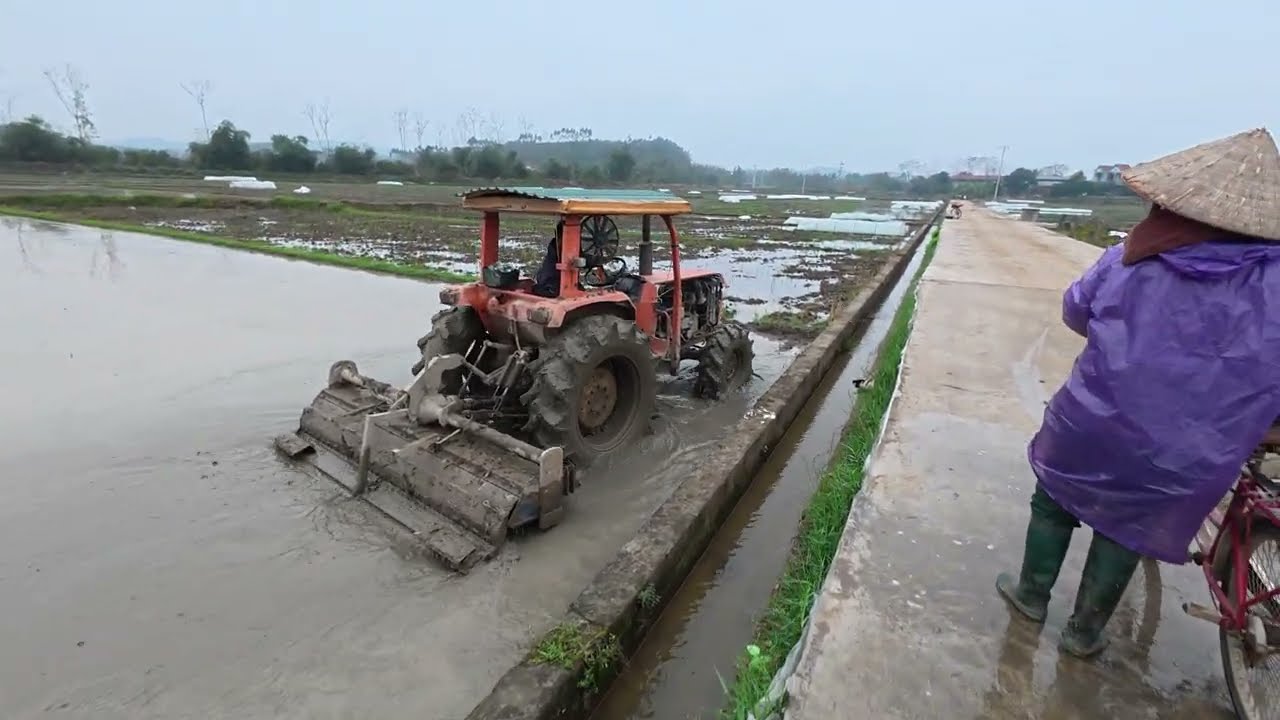 Zl1 45  làm ngày làm đem để kịp tiến độ cho bà con ăn tết, sới nước băm nhỏ mịn đất