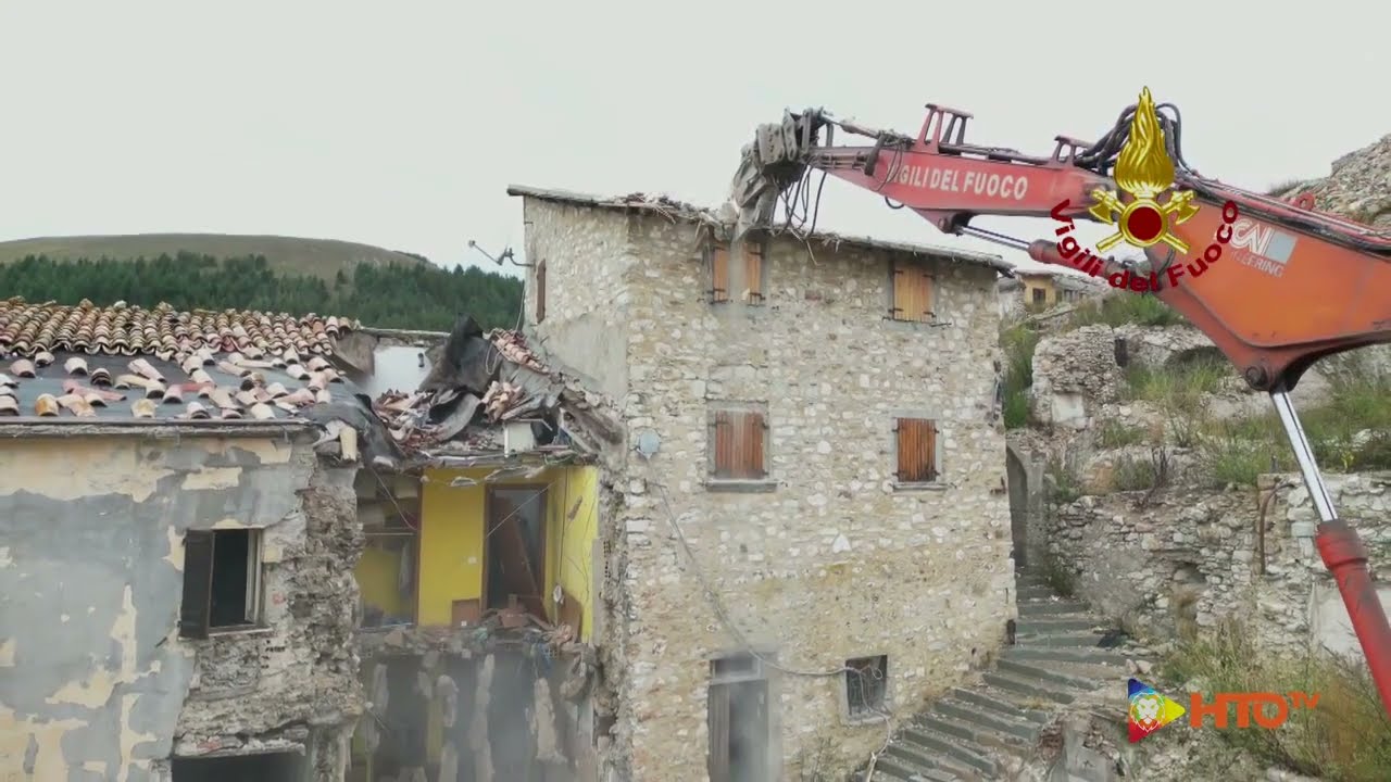 Castelluccio di Norcia (PG) - Demolizione controllata degli edifici lesionati dal sisma - www.HTO.tv