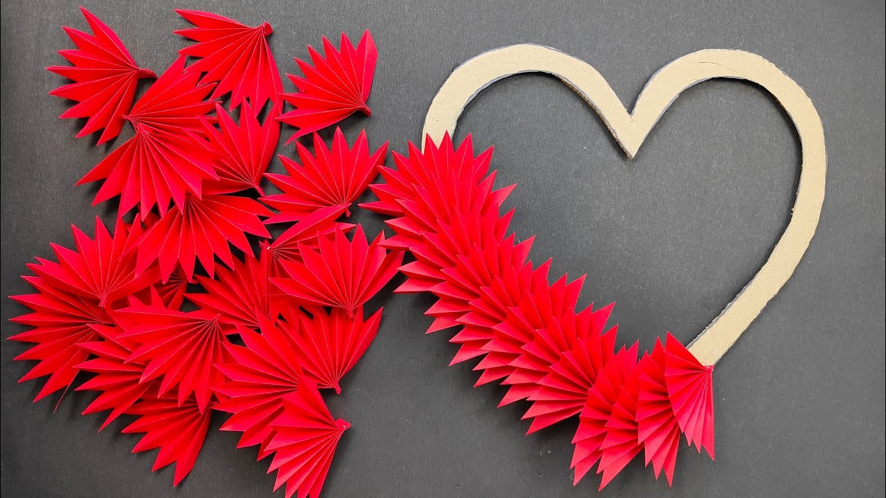 Beautiful Heart Wall Hanging Ideas/Earbuds Using For Wall Decoration/DIY Wallmate/Home Decoration ||