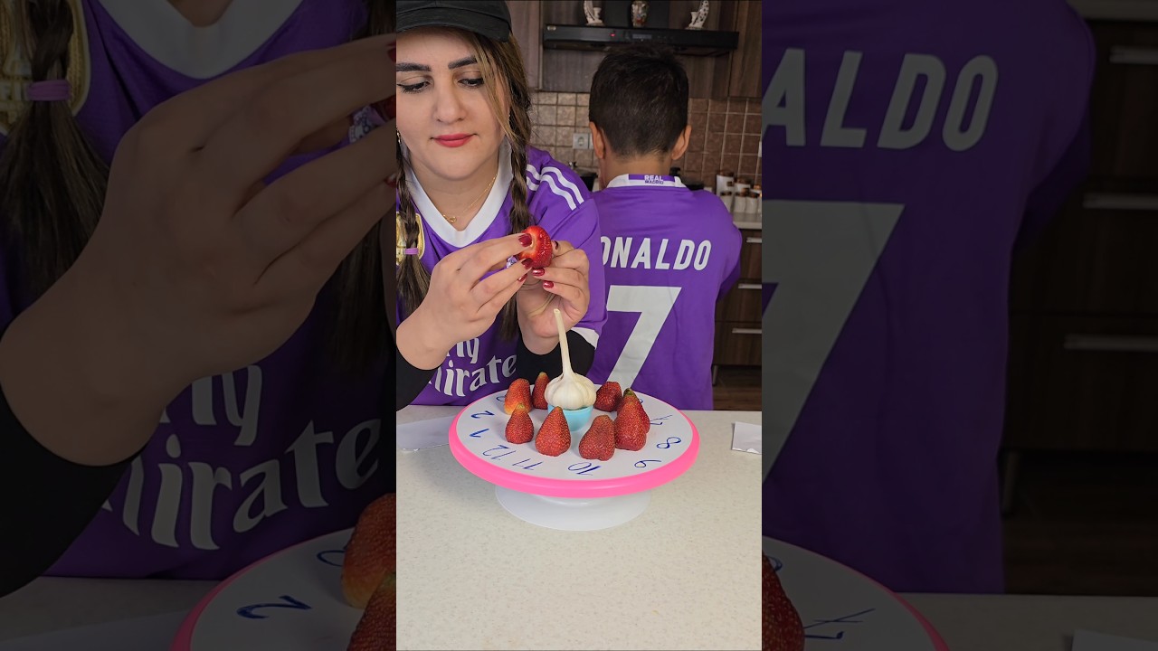 ببینیم کی میبره ؟ #challenge #چالش #strawberry #ronaldo