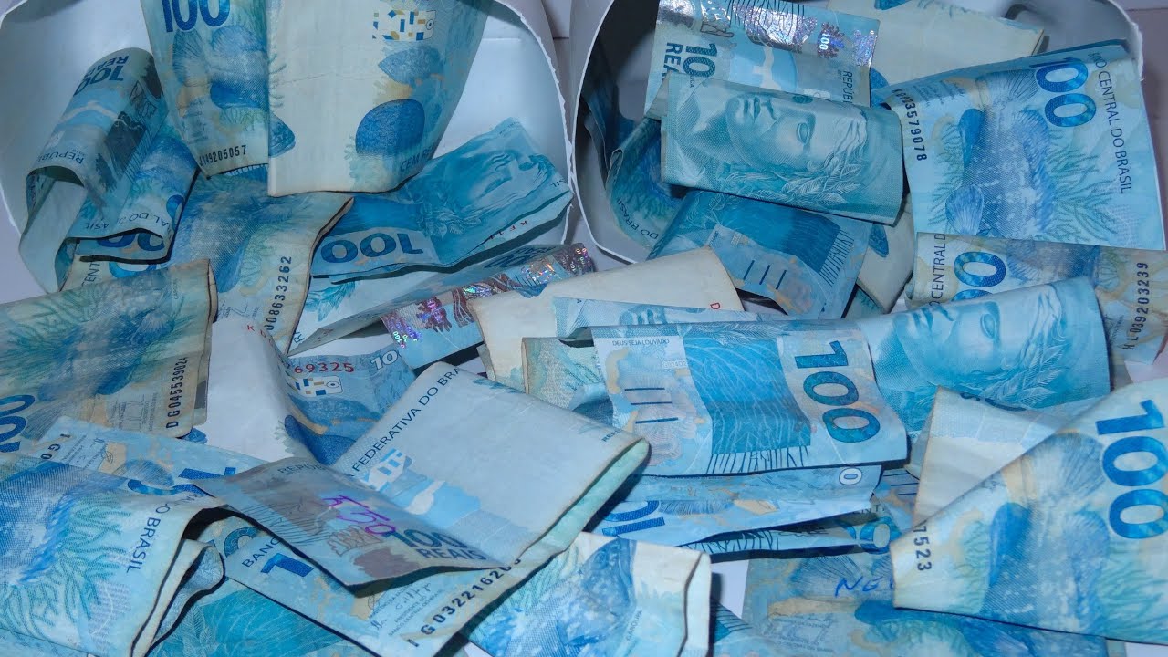 Guardei só notas de 100 reais durante 6 meses. Nunca vi tanto dinheiro!