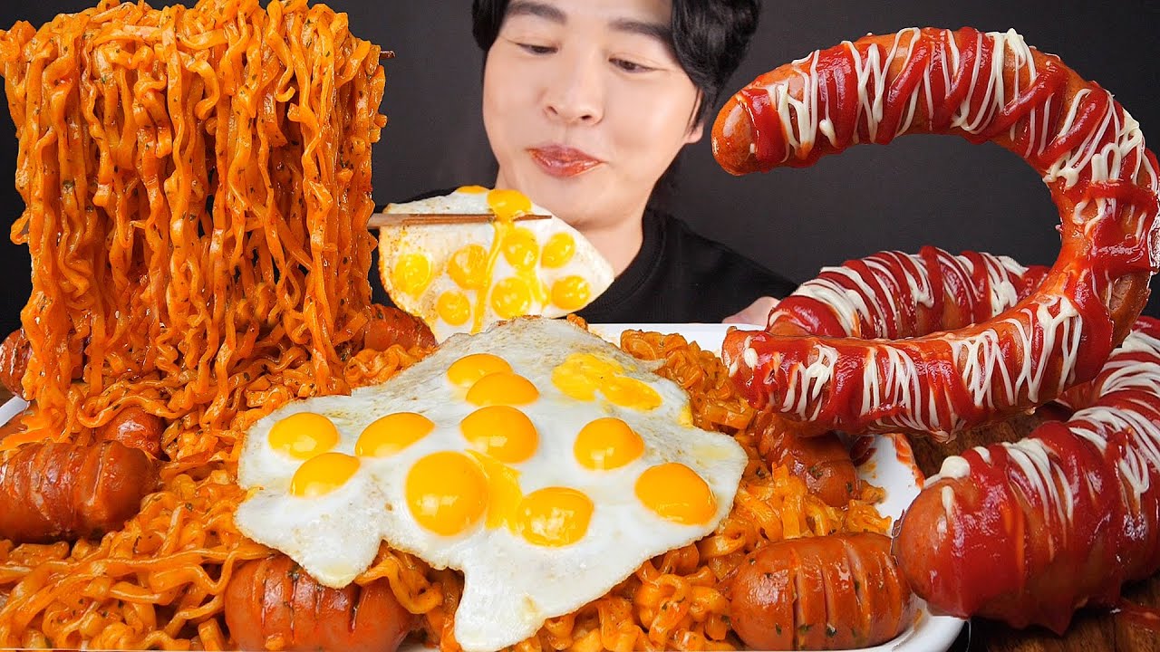 есть острую лапшу и гигантскую колбасу, перепелиные яйца. 🔥 SPICY FIRE NOODLES SAUSAGE ASMR MUKBANG