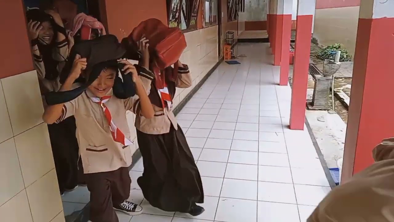 Sosialisasi dan Simulasi Bencana Alam Gempa Bumi SD Negeri 2 Metenggeng