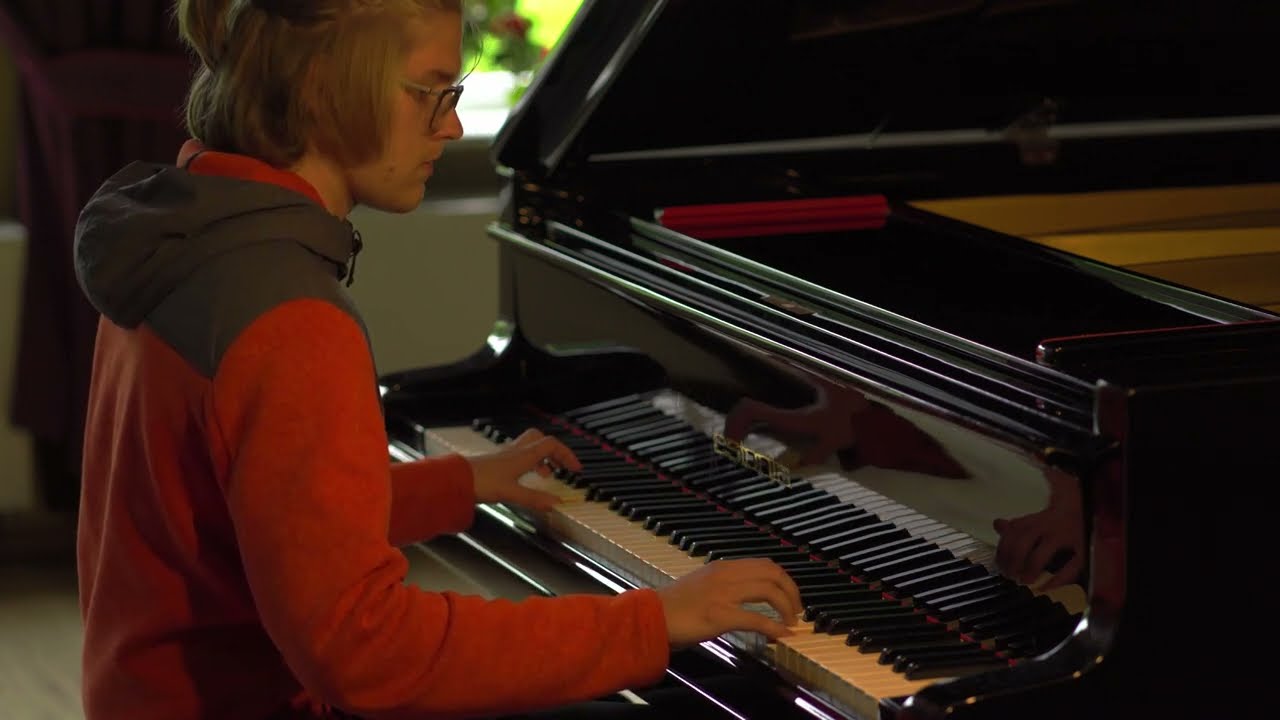 Haibane Renmei - Ailes Grises (on an old slightly out of tune Estonia grand piano)
