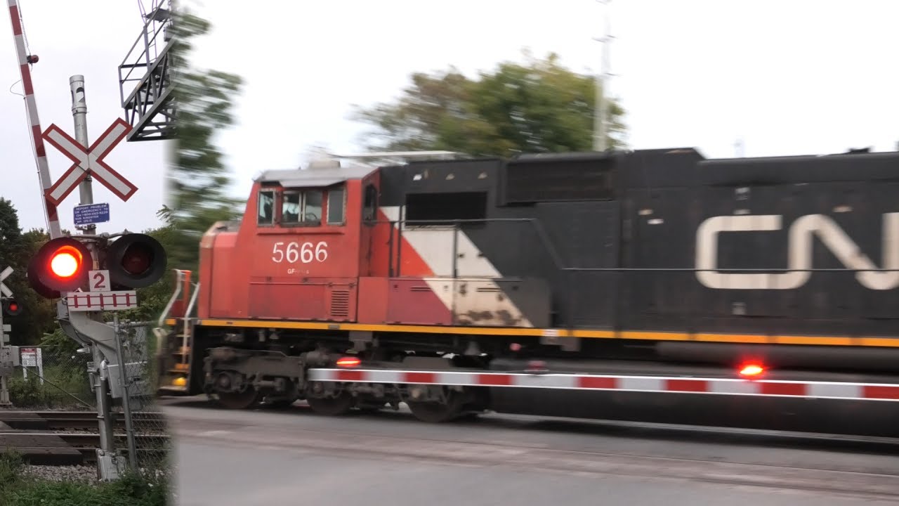 [4K] CN 5666 and CN 2862 Come Roaring Through Brockville Past Park St.'s Railroad Crossing
