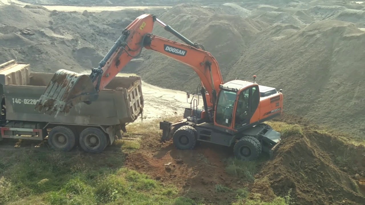 Máy xúc dosan 210w xúc đất lên xe ôtô tải ben 210W dosan excavator shoveling dirt onto dump truck