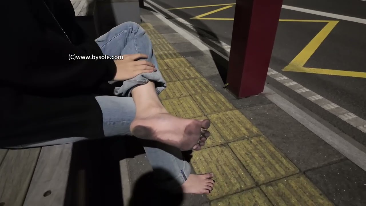 Chinese girl manman barefoot after dinner part3