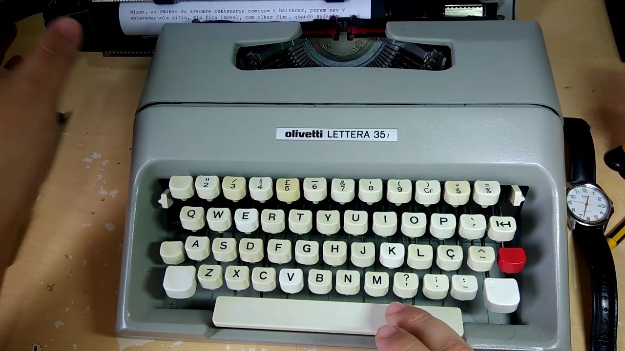 Máquina de escrever - Olivetti Lettera 35 - um pouco do trabalho