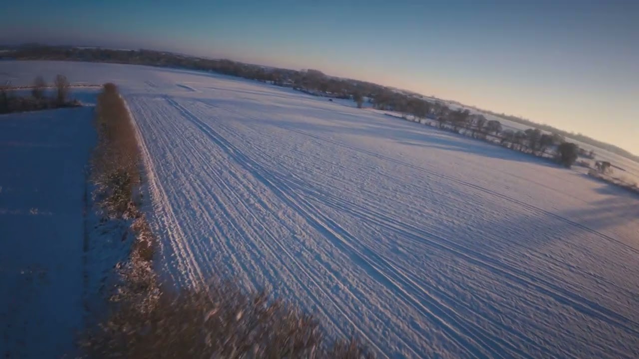 Émerveillement au Marais Poitevin : Un Vol en Drone sur la Neige