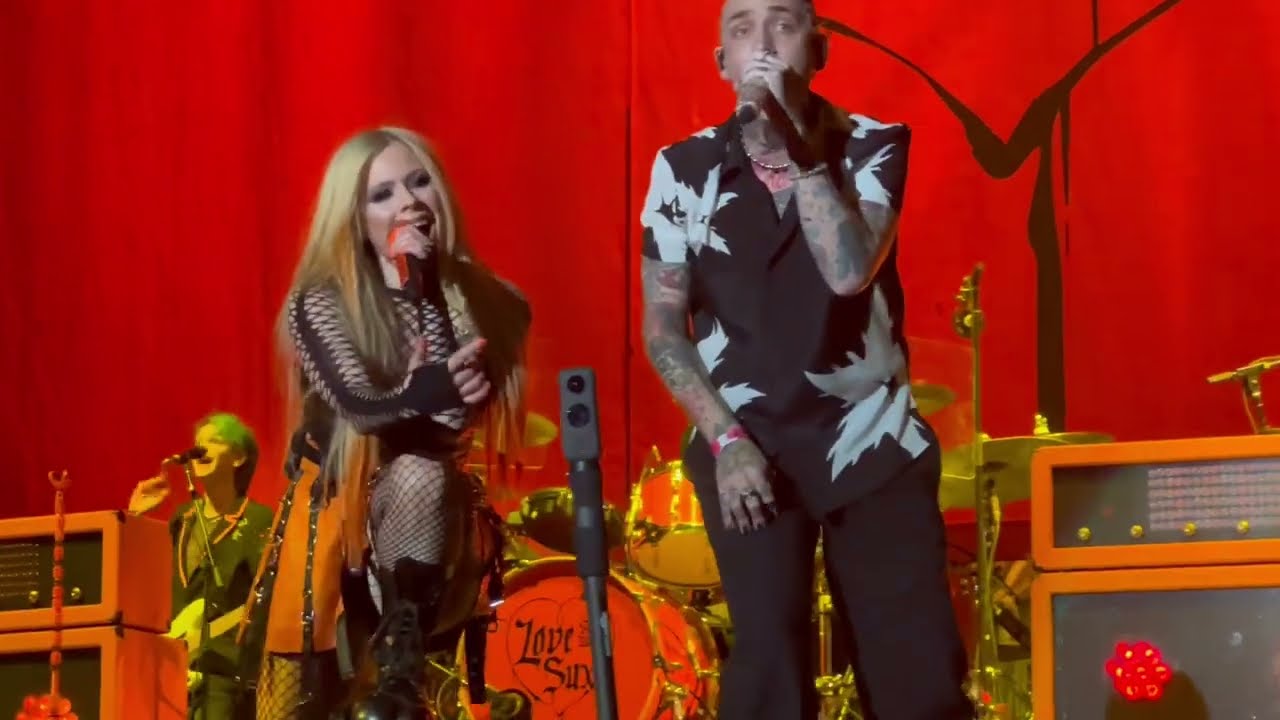 AVRIL LAVIGNE 