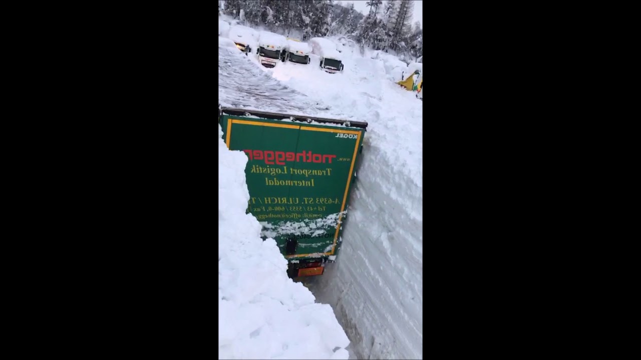 Unglaubliche Schneemassen! LKW total eingeschneit!