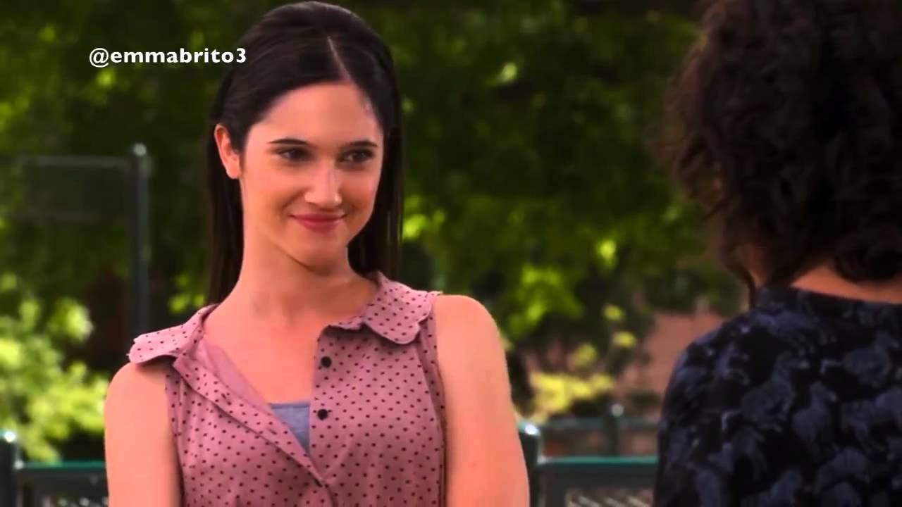Violetta1 - Naty le dice a Francesca que le gusta Maxi (01x57-58)