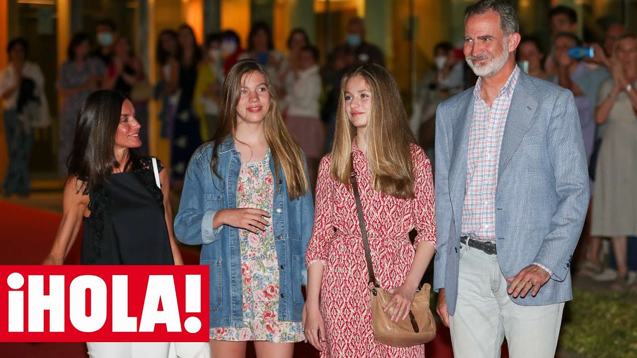 La princesa Leonor disfruta en el teatro junto a los Reyes y la infanta Sofía tras volver de Gales