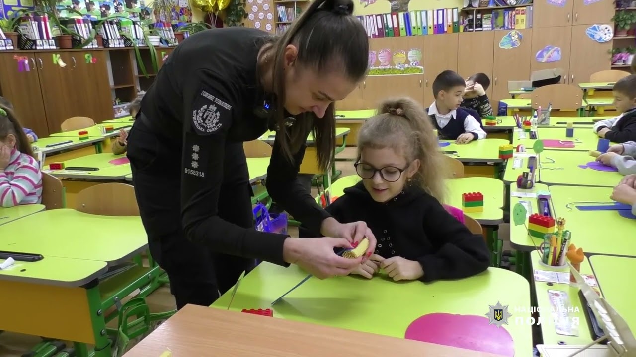 Інспекторка Служби освітньої безпеки провела майстер-клас з виготовлення свічок-оберегів