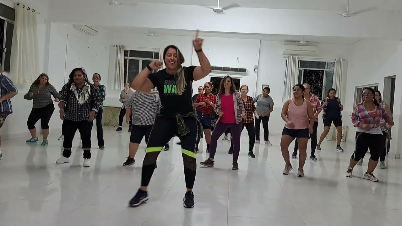 Tem Cabaré essa noite (zumba) professora Lidiane Barbosa.