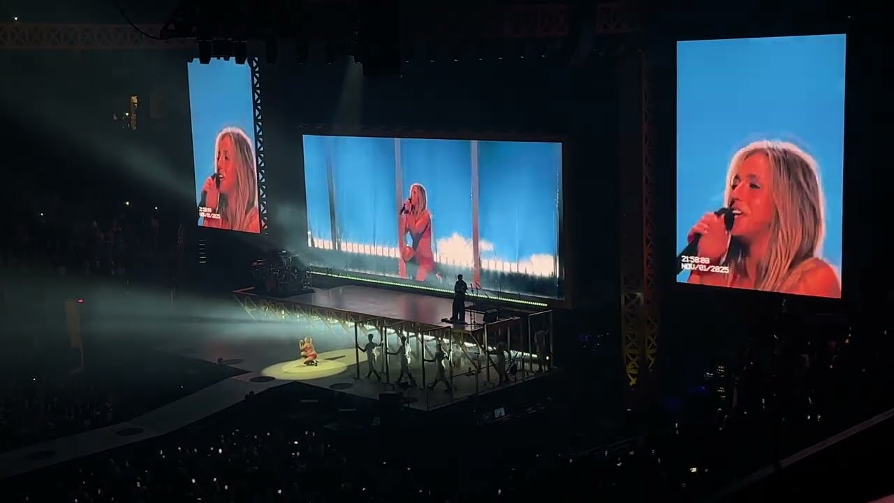Tate McRae &ldquo;Revolving Door&rdquo; in Houston Texas Toyota Center - Miss Possessive Tour 2025 