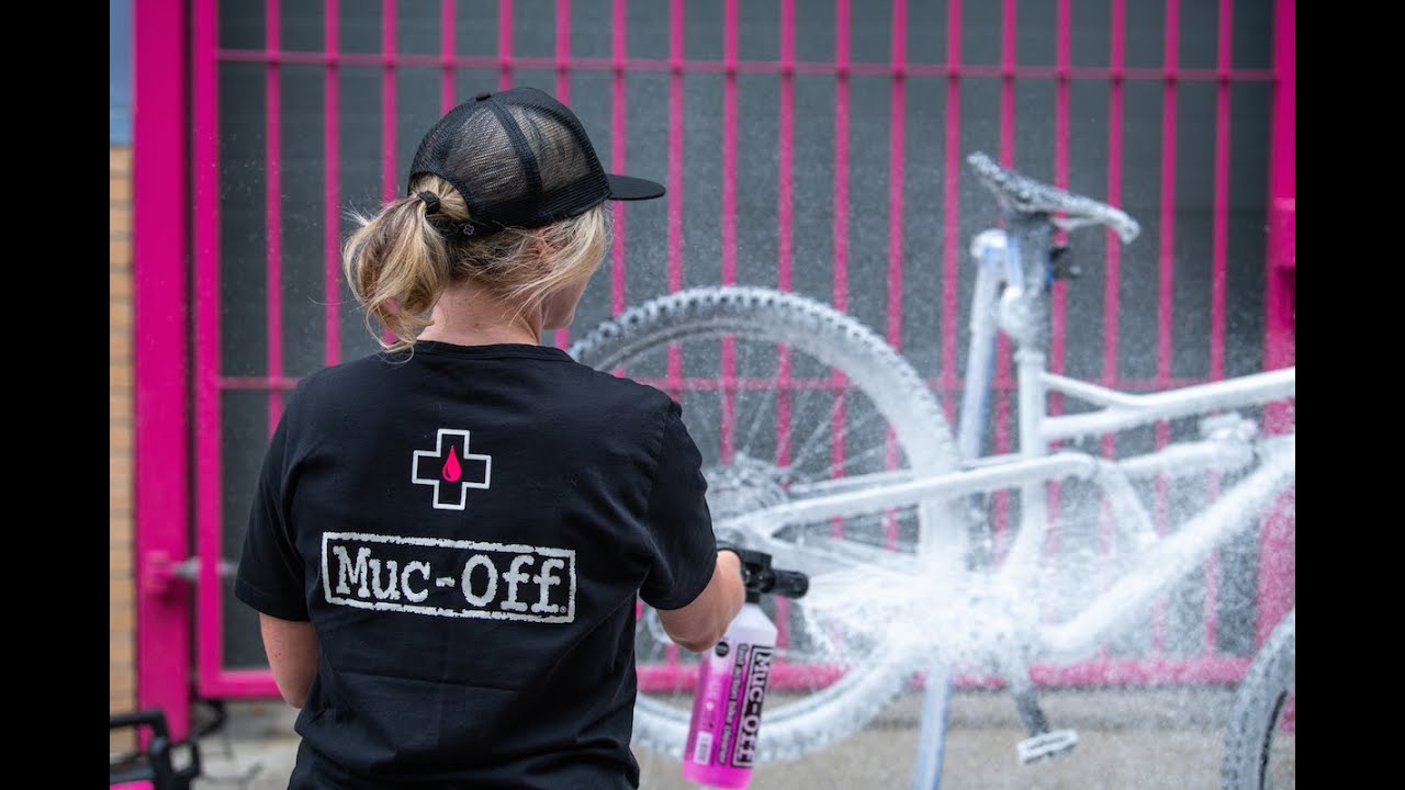 Anna cleans her Cannondale Jekyll with MucOff