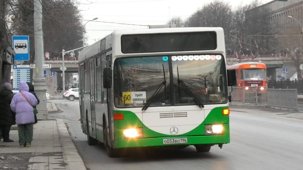 Автобус Екатеринбурга Mercedes-Benz O405N2 № О 053 ВО 196 маршрут 60 на остановке 