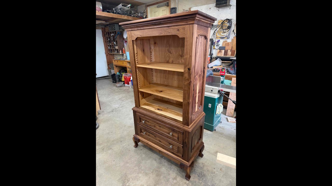 Буфет «Walnut Hutch» — с элементами отделки из гикори.