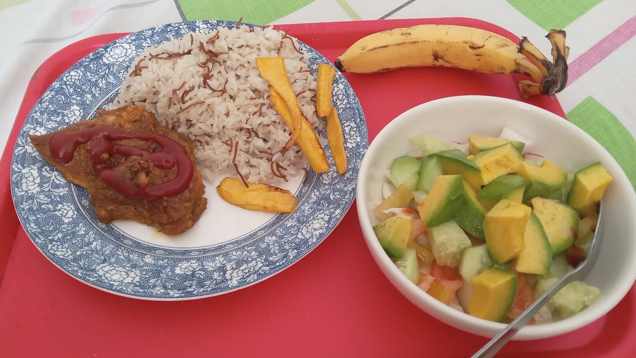 Almuerzo: Cerdo 🐷 Asado, Tajadas Fritas 🍌, Arroz 🍚, Ensalada 🥗 con Tomate 🍅 y Aguacate 🥑 