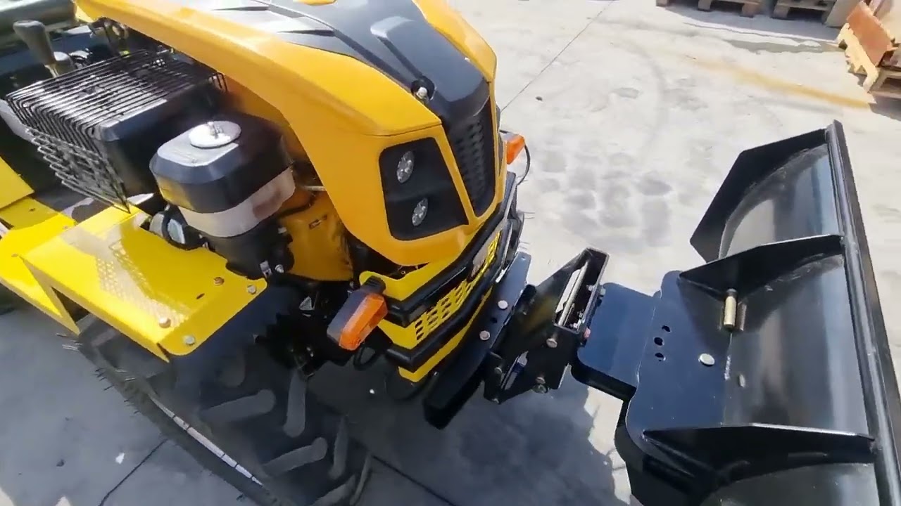 Traktorek HDM 910 osprzęt: pług snieżny regulowany.