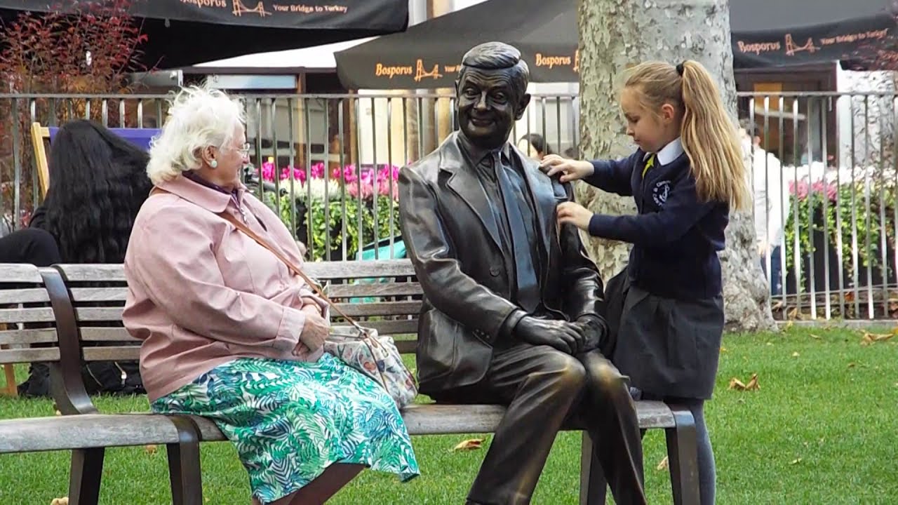 Funny reactions in the statue of Mr Bean