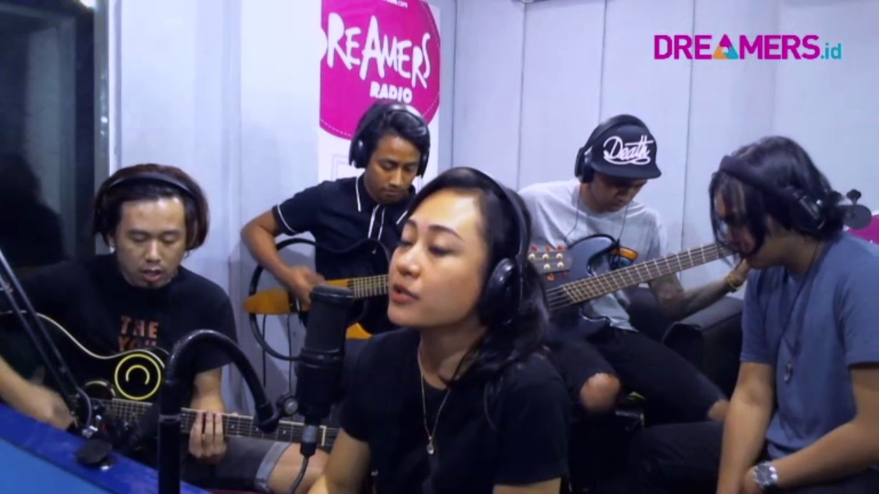 KILLING ME INSIDE FEAT. AIU - KAU DAN AKU BERBEDA LIVE AT FRIDAYKUSTIK