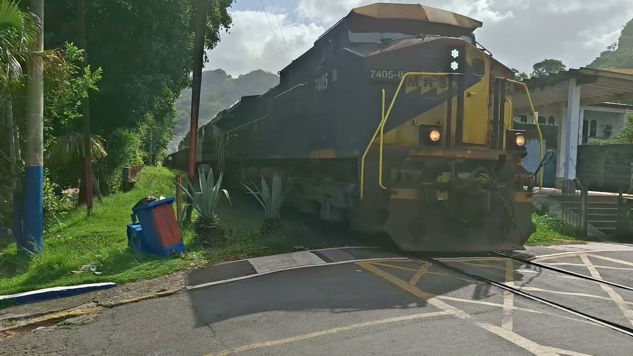20/11 - Quinta-feira. Trem MRS vazio cruzando a passagem de nível - Costa Verde (RJ) #mrs #praia #RJ