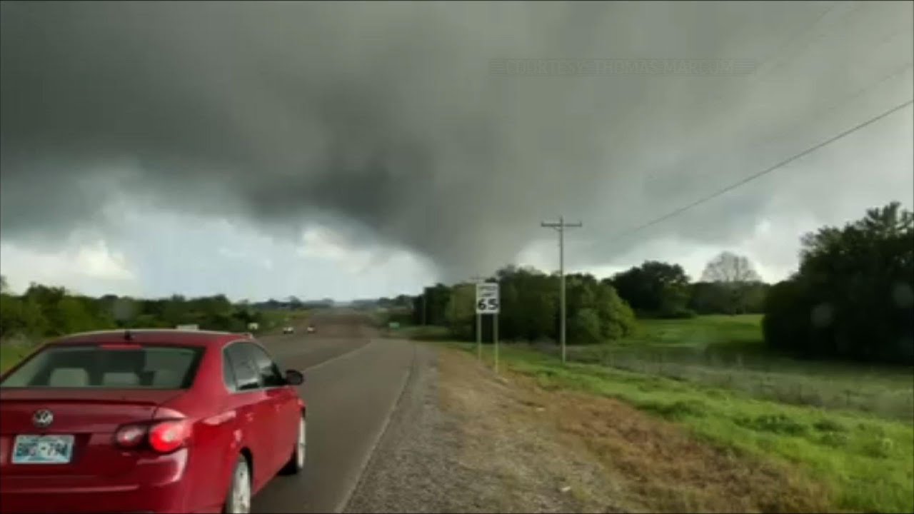 Apparent tornado hits southern Oklahoma